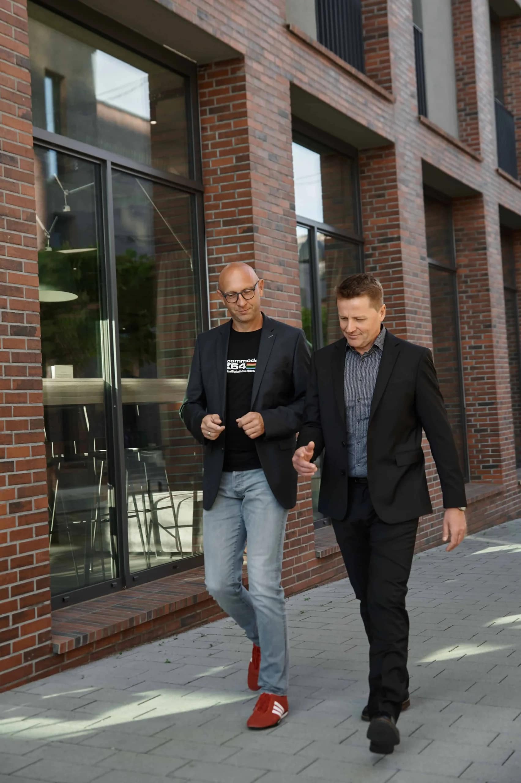 Jan Reichelt und Leonid Immel gemeinsam im Gespräch auf dem Weg zu einem Termin