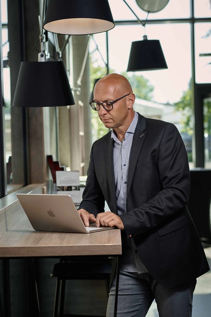 Jan Reichelt bei der Arbeit in einer Lobby