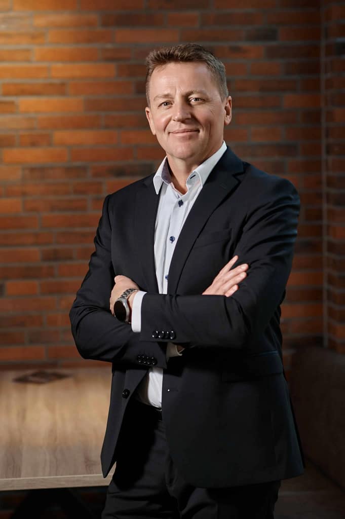Leonid Immel präsentiert sich in einem Foyer