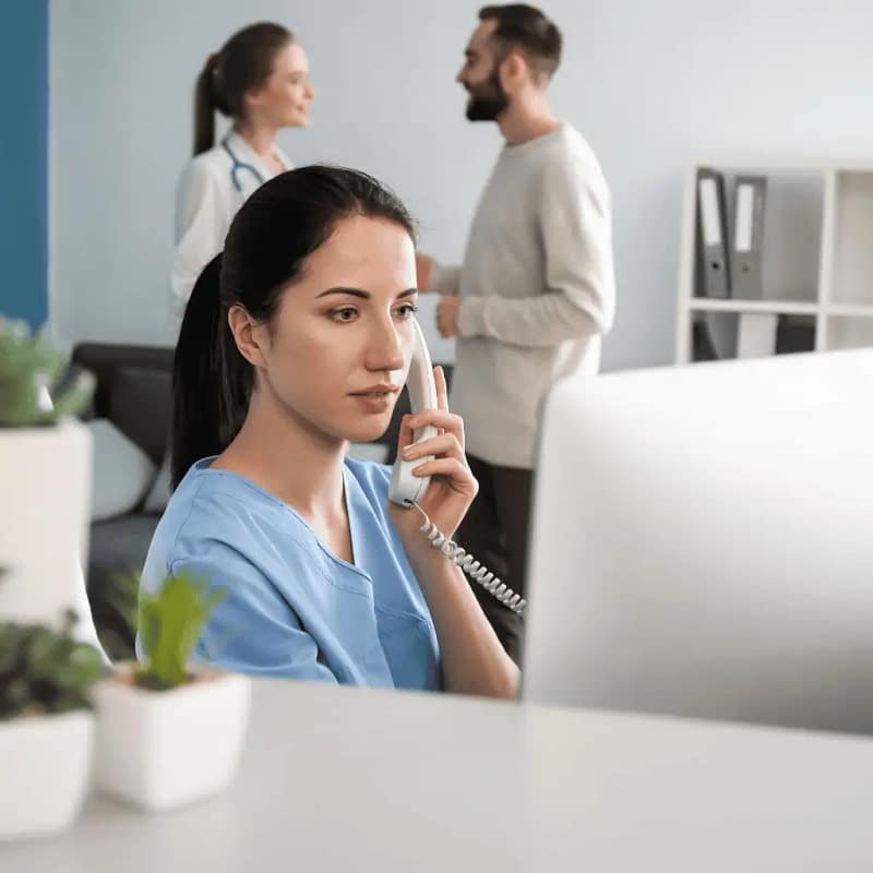 MFA am Telefon in einer Arztpraxis